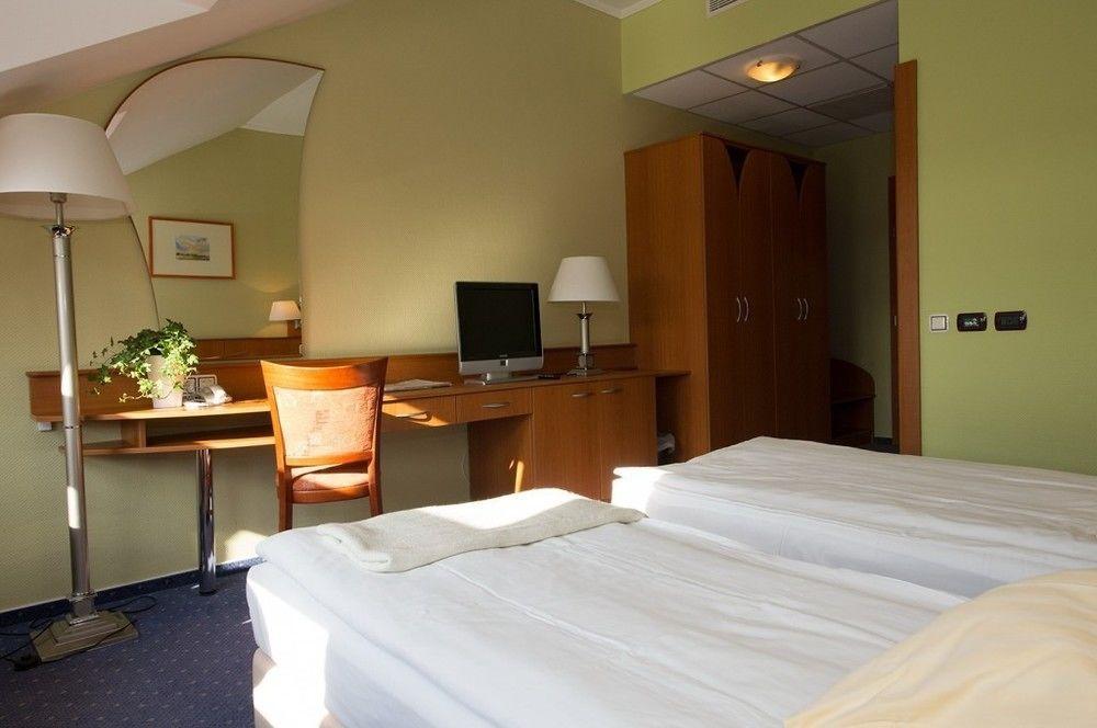 Aquarell Hotel Cegléd Eksteriør bilde
